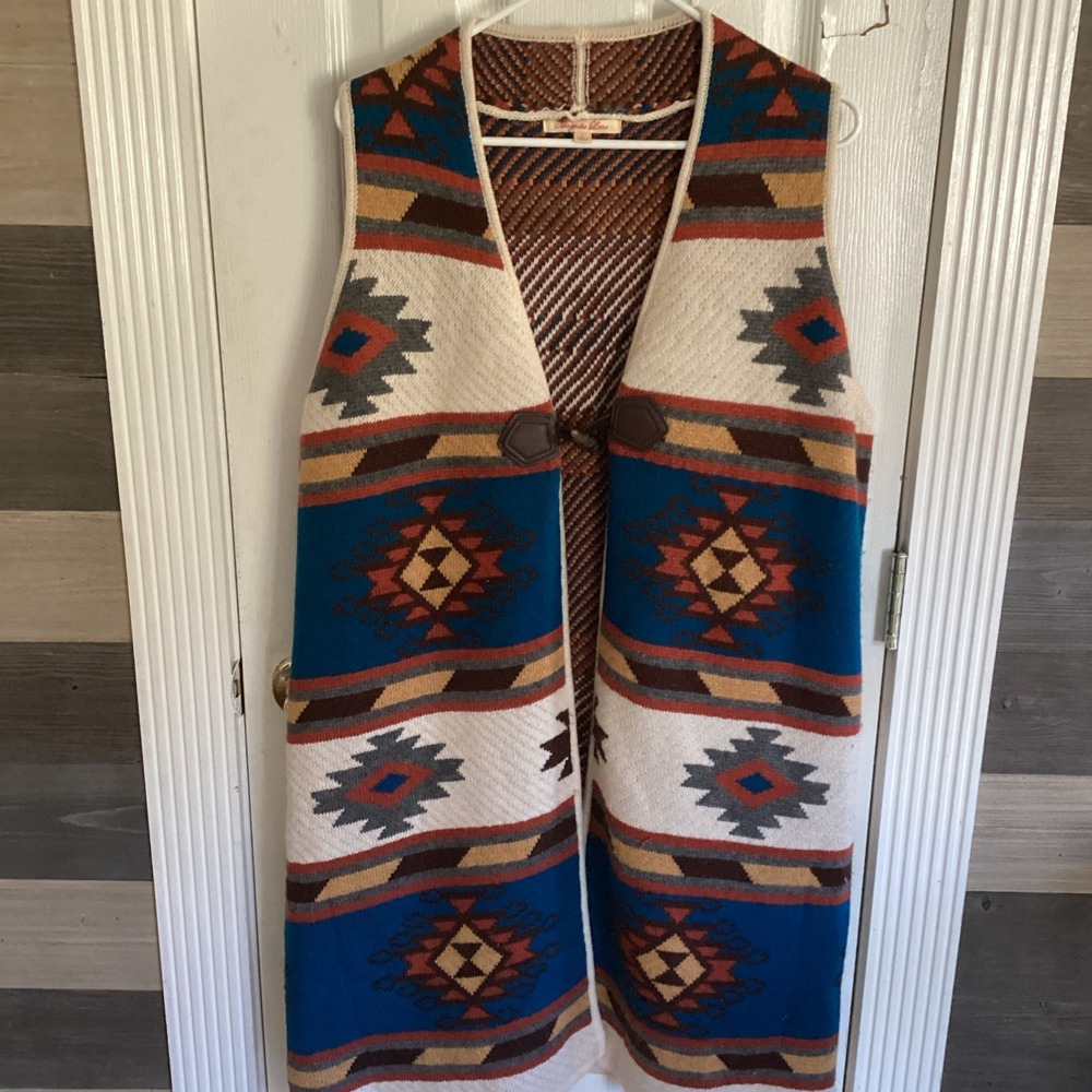 Magnolia Lane WOMANS  Southwest Sweater Vest Size‎ Large Single Toggle Clasp